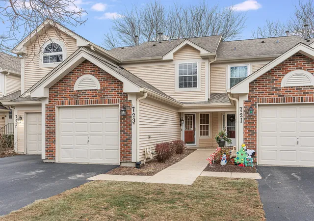 Photo 1 of Townhouse for sale at 723 Ripple Brk Ln, Elgin, IL 60120 | MLS# 12221570 | Listing updated on 2024-12-08