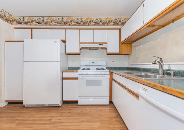 Photo 3 of Townhouse for sale at 723 Ripple Brk Ln, Elgin, IL 60120 | MLS# 12221570 | Listing updated on 2024-12-08
