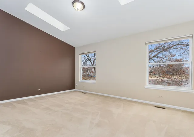 Photo 4 of Townhouse for sale at 723 Ripple Brk Ln, Elgin, IL 60120 | MLS# 12221570 | Listing updated on 2024-12-08