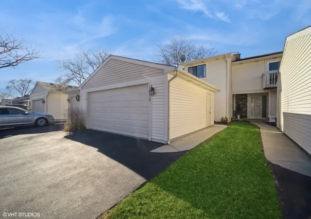 Photo 1 of Townhouse for sale at 1050 Cumberland Ct, Vernon Hills, IL 60061 | MLS# 12222121 | Listing updated on 2024-12-06