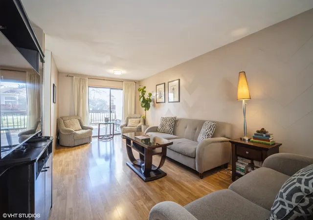 Photo 3 of Townhouse at 1050 Cumberland Ct, Vernon Hills, IL 60061 | MLS# 12222121 |  | Sold on 2025-02-18