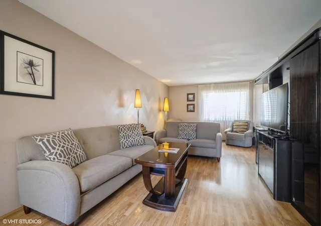 Photo 4 of Townhouse at 1050 Cumberland Ct, Vernon Hills, IL 60061 | MLS# 12222121 |  | Sold on 2025-02-18
