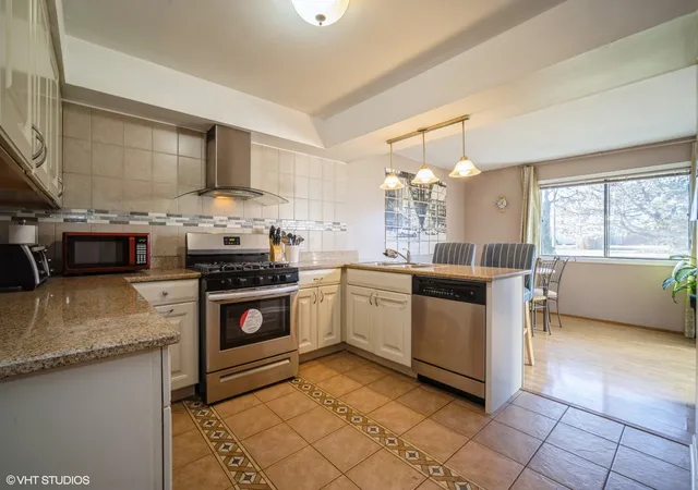 Photo 5 of Townhouse at 1050 Cumberland Ct, Vernon Hills, IL 60061 | MLS# 12222121 |  | Sold on 2025-02-18