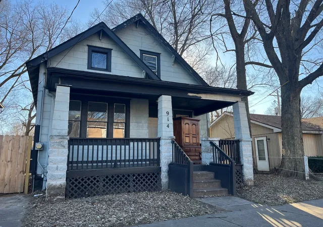 Photo 1 of Single family home for sale at 914 W 3rd Street, Peoria, IL 61605 | MLS# 12222687 | Listing updated on 2024-12-09