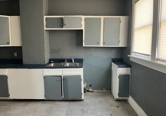 Photo 4 of Single family home for sale at 914 W 3rd Street, Peoria, IL 61605 | MLS# 12222687 | Listing updated on 2024-12-09