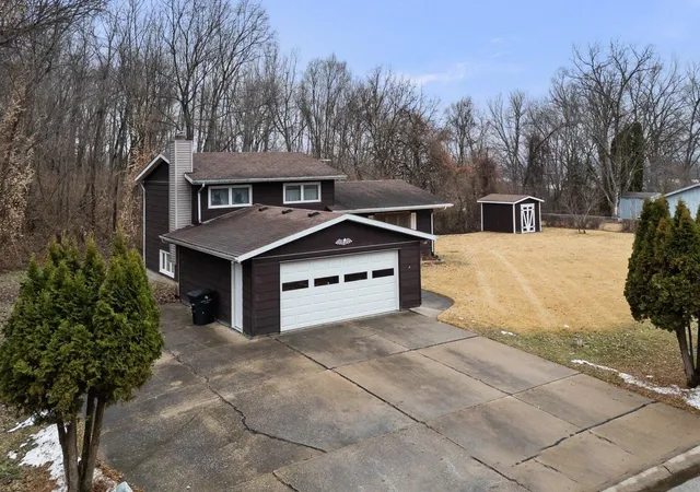 Photo 3 of Single family home for sale at 8412 10th Street W, Rock Island, IL 61201 | MLS# 100000527 | Listing updated on 2026-08-30