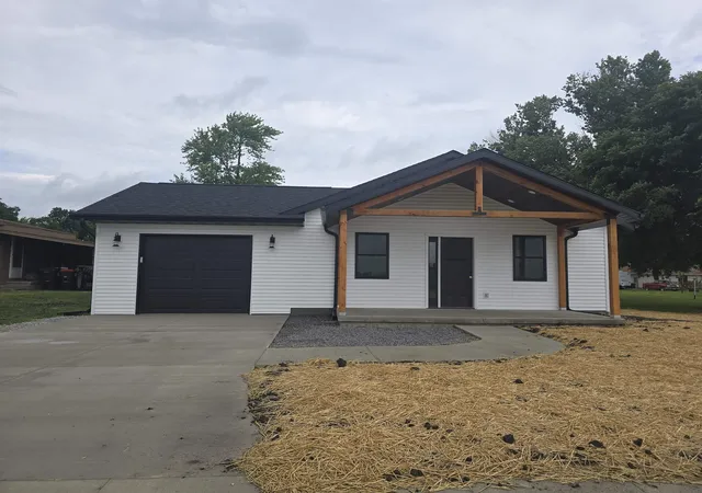 1st image of 1005 Augusta Rd, Carthage, IL 62321 | MLS# 100539017