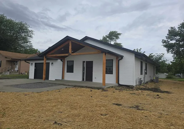 20th image of 1005 Augusta Rd, Carthage, IL 62321 | MLS# 100539017