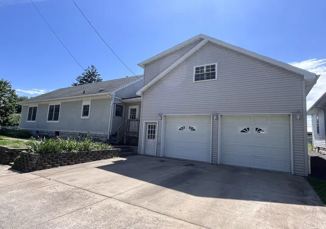Photo 2 of Single family home for sale at 2231 Ohio St, Quincy, IL 62301 | MLS# 100539018 | Listing updated on 2026-09-20