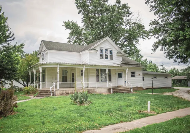 Photo 1 of Single family home for sale at 106 E Washington St, Mendon, IL 62351 | MLS# 100539033 | Listing updated on 2026-09-20