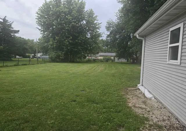 32nd image of 729 Locust St, Carthage, IL 62321 | MLS# 100539034