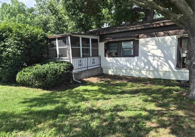 Photo 3 of Manufactured home for sale at 2220 Sunny Ln, Quincy, IL 62305 | MLS# 100539036 | Listing updated on 2026-09-24