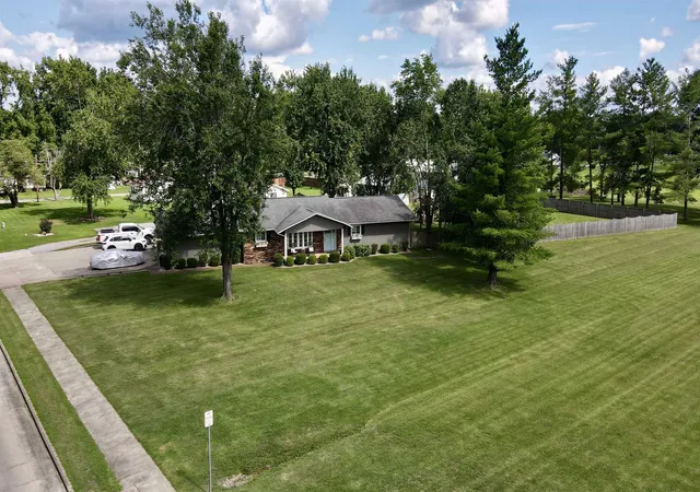Photo 2 of Single family home for sale at 1402 E Cleveland St, West Frankfort, IL 62896 | MLS# 100539072 | Listing updated on 2026-09-13