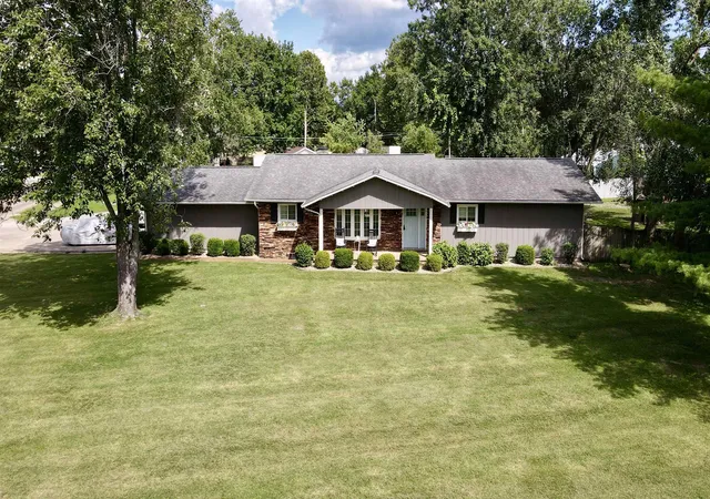 Photo 2 of Single family home for sale at 1402 E Cleveland St, West Frankfort, IL 62896 | MLS# 100539072 | Listing updated on 2026-09-13