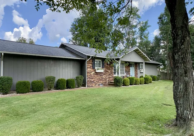 Photo 3 of Single family home for sale at 1402 E Cleveland St, West Frankfort, IL 62896 | MLS# 100539072 | Listing updated on 2026-09-13