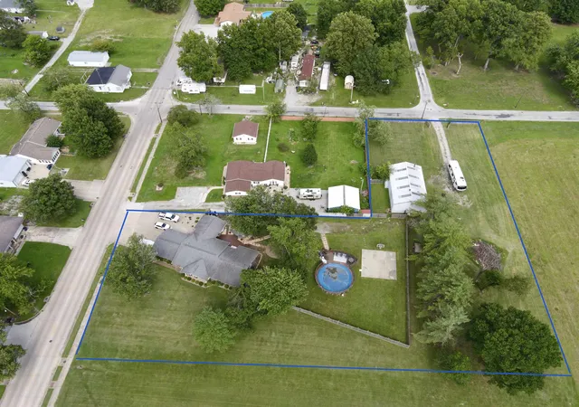 Photo 4 of Single family home for sale at 1402 E Cleveland St, West Frankfort, IL 62896 | MLS# 100539072 | Listing updated on 2026-09-13