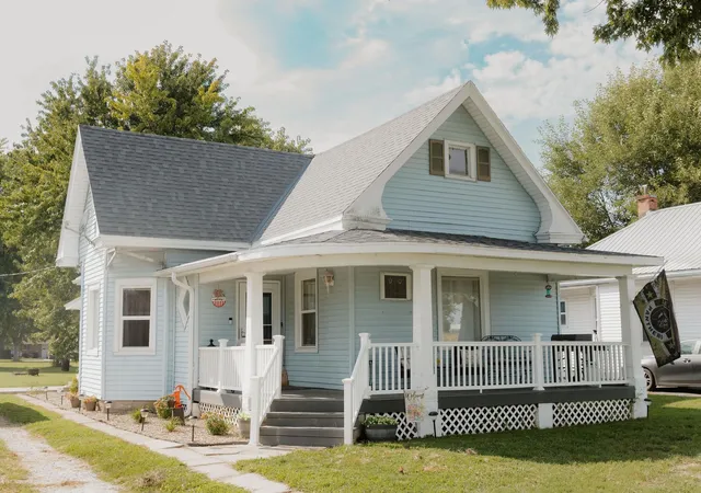 Photo 1 of Single family home for sale at 402 N Augusta Rd, Clayton, IL 62324 | MLS# 100539116 | Listing updated on 2026-10-04