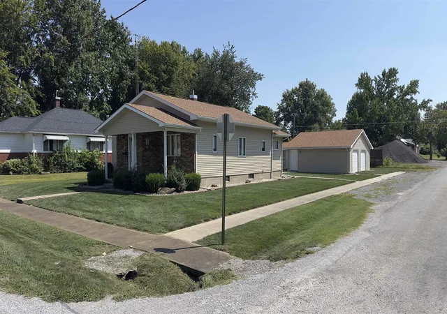 Photo 1 of Single family home for sale at 902 E Clark St, West Frankfort, IL 62896 | MLS# 100539125 | Listing updated on 2026-09-20