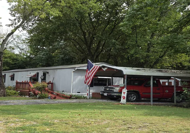 Photo 2 of Manufactured home for sale at 231 S Court St #42, Benton, IL 62812 | MLS# 100539130 | Listing updated on 2026-09-20