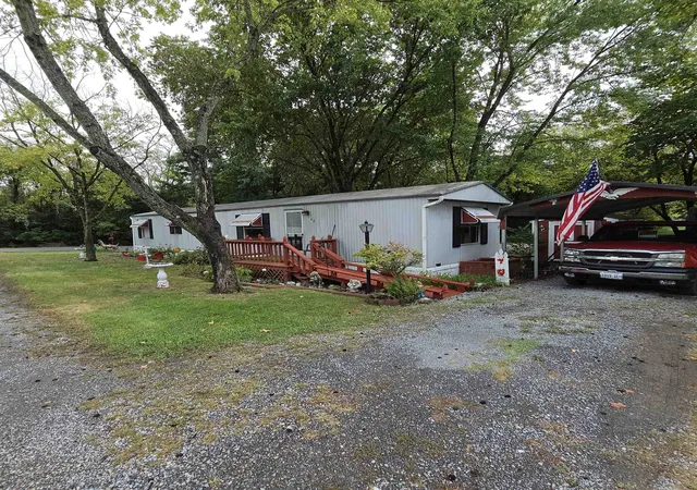 Photo 3 of Manufactured home for sale at 231 S Court St #42, Benton, IL 62812 | MLS# 100539130 | Listing updated on 2026-09-20