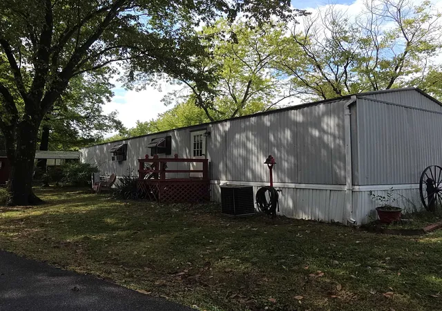 Photo 3 of Manufactured home for sale at 231 S Court St #42, Benton, IL 62812 | MLS# 100539130 | Listing updated on 2026-09-20