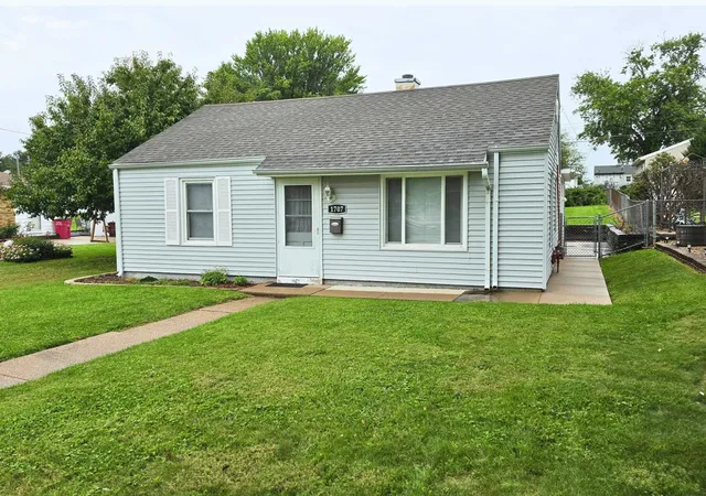Photo 1 of Single family home for sale at 1707 Spruce, Quincy, IL 62301 | MLS# 100539149 | Listing updated on 2026-10-04