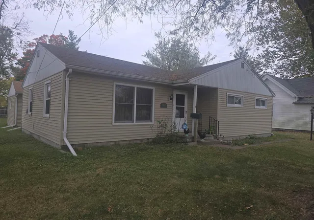 Photo 1 of Single family home for sale at 825 Locust St, Carthage, IL 62321 | MLS# 100539163 | Listing updated on 2026-10-28
