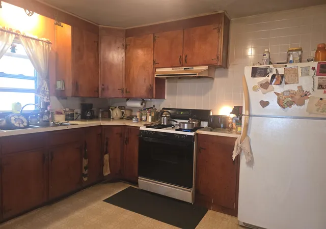 Photo 2 of Single family home for sale at 825 Locust St, Carthage, IL 62321 | MLS# 100539163 | Listing updated on 2026-10-28