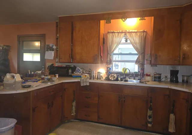 Photo 3 of Single family home for sale at 825 Locust St, Carthage, IL 62321 | MLS# 100539163 | Listing updated on 2026-10-28