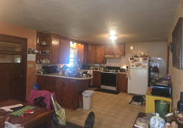Photo 3 of Single family home for sale at 825 Locust St, Carthage, IL 62321 | MLS# 100539163 | Listing updated on 2026-10-28