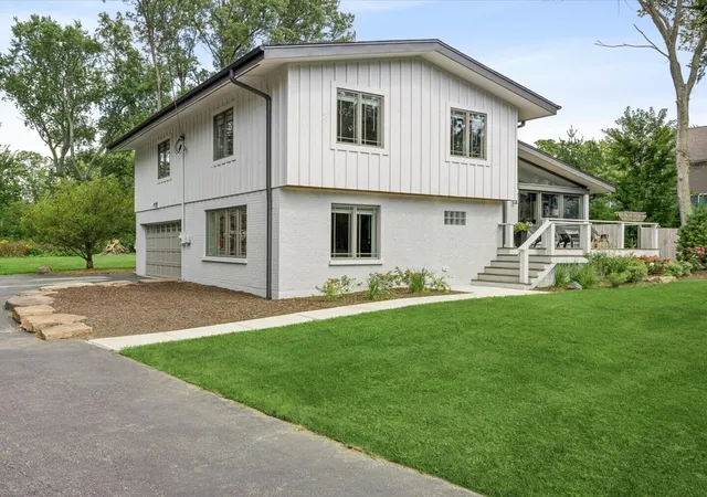 Photo 2 of Single family home for sale at 1525 W Wiesbrook Rd, Wheaton, IL 60189 | MLS# 11863096 | Listing updated on 2026-10-07