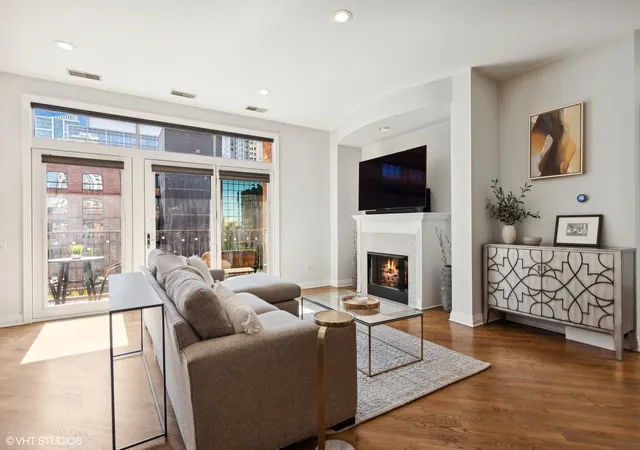 Homes for sale in Chicago, IL | 560 W Fulton St, Chicago, IL 60661
