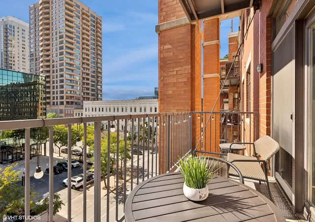 Homes for sale in Chicago, IL | 560 W Fulton St, Chicago, IL 60661