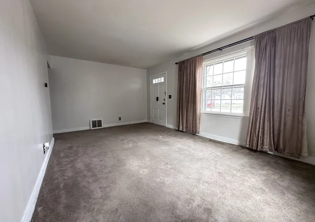 Photo 4 of Single Family Residence at 811 E 15th Street, Sterling, IL 61081 | MLS# 12212815 |  | Sold on 2025-05-08