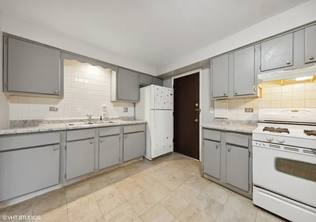 Photo 4 of Condominium at 212a Collen Dr #3-203, Lombard, IL 60148 | MLS# 12217353 |  | Sold on 2025-03-27