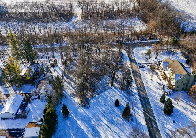 4th image of 9814 River Bluff Ln, Fox River Grove, IL 60021 | MLS# 12289350