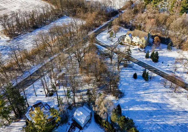5th image of 9814 River Bluff Ln, Fox River Grove, IL 60021 | MLS# 12289350