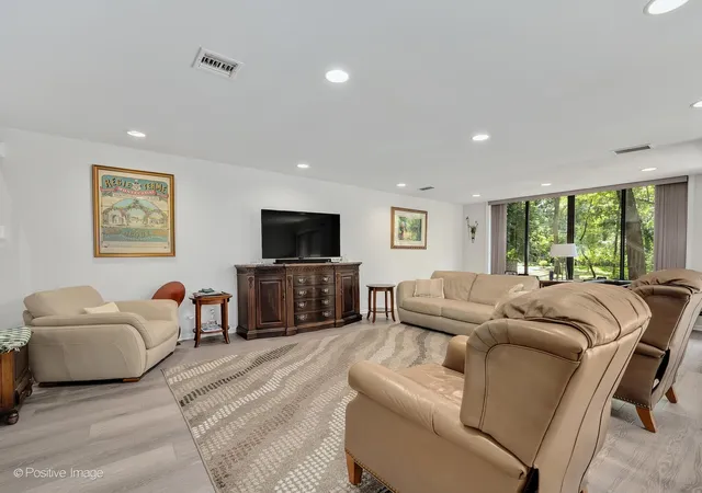 3rd image of 1409 Burr Oak Rd #112A, Hinsdale, IL 60521 | MLS# 12290345