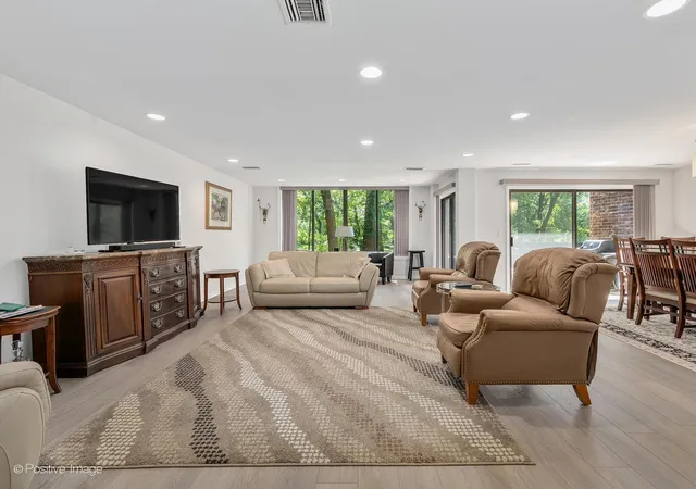 4th image of 1409 Burr Oak Rd #112A, Hinsdale, IL 60521 | MLS# 12290345