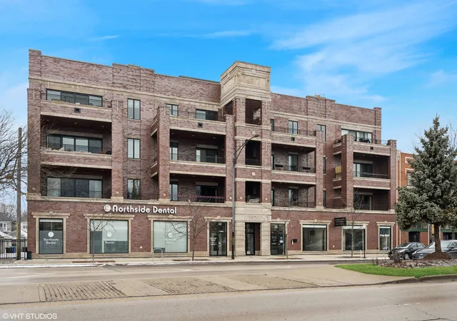 Listing Photo 1 - Condo for sale in building located at 5820 N Clark St, Chicago, IL 60660 - Unit #404