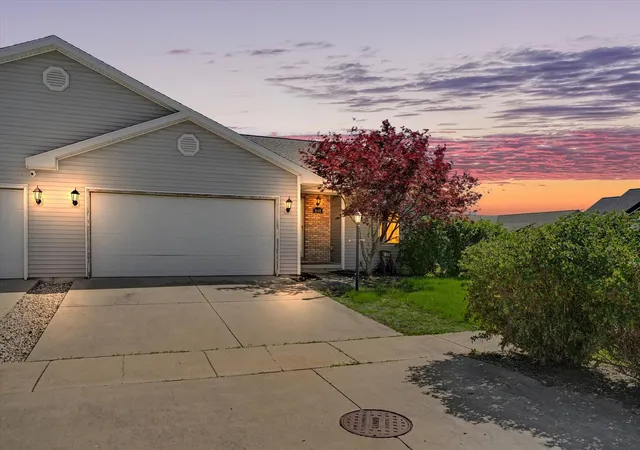 Homes for sale in Urbana, IL | 1601 E Lexington Dr, Urbana, IL 61802 | MLS# 12321127