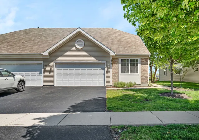 Photo 3 of House for sale at 8201 Arlington Ln, Joliet, IL 60431 | MLS# 12330338 | Listing updated on 2026-10-30