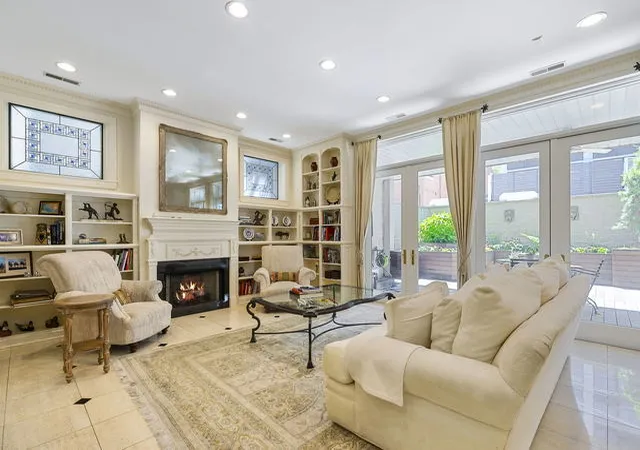 2nd image of 45 E Cedar St #200, Chicago, IL 60611 | MLS# 12331403