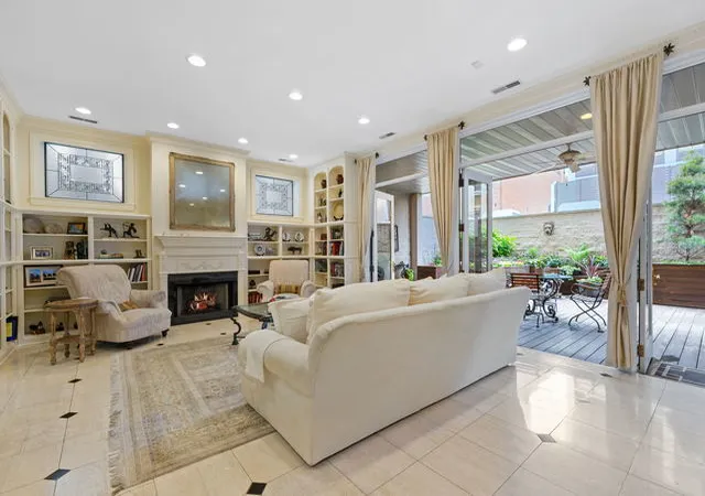 3rd image of 45 E Cedar St, Chicago, IL 60607
