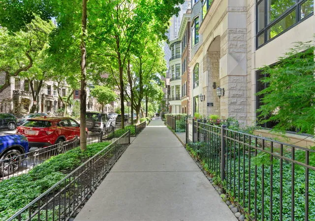 2nd image of 45 E Cedar St, Chicago, IL 60611