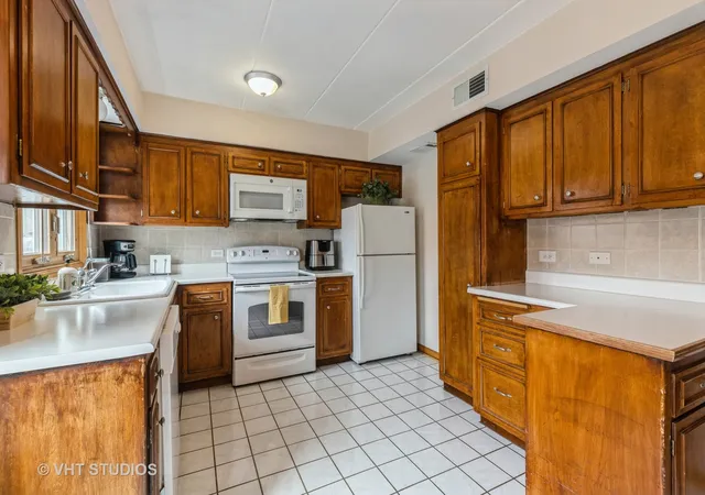 Photo 3 of Condominium at 9510 S 86Th Ave #104, Hickory Hills, IL 60457 | MLS# 12332638 |  | Sold on 2025-06-30