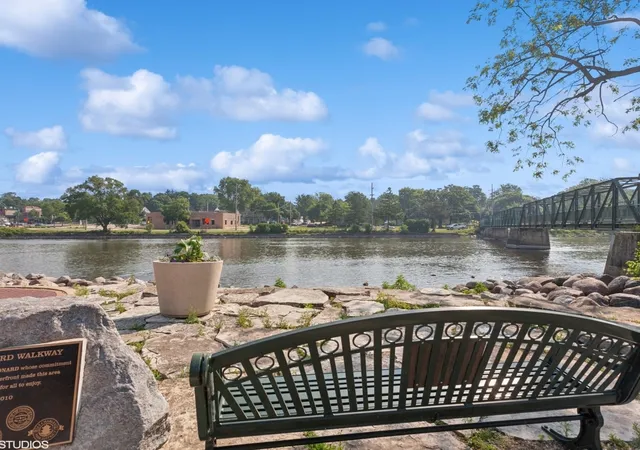 Photo 2 of Townhouse at 301 Brownstone Dr, Saint Charles, IL 60174 | MLS# 12363368 |  | Sold on 2025-08-01