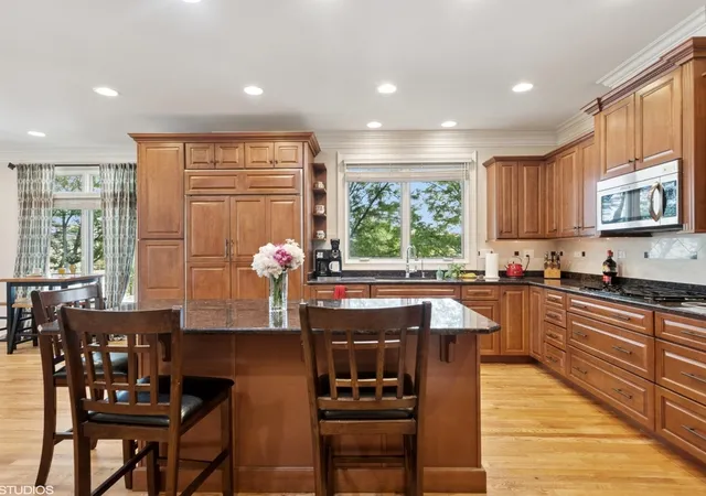Photo 4 of Townhouse at 301 Brownstone Dr, Saint Charles, IL 60174 | MLS# 12363368 |  | Sold on 2025-08-01