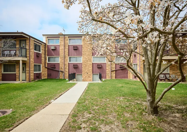 Photo 3 of Condominium at 212a Collen Dr #104, Lombard, IL 60148 | MLS# 12383447 | | Sold on 2025-09-04