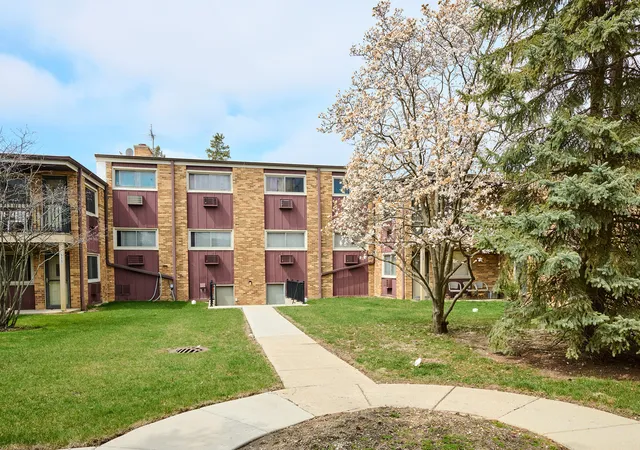 Photo 4 of Condominium at 212a Collen Dr #104, Lombard, IL 60148 | MLS# 12383447 | | Sold on 2025-09-04